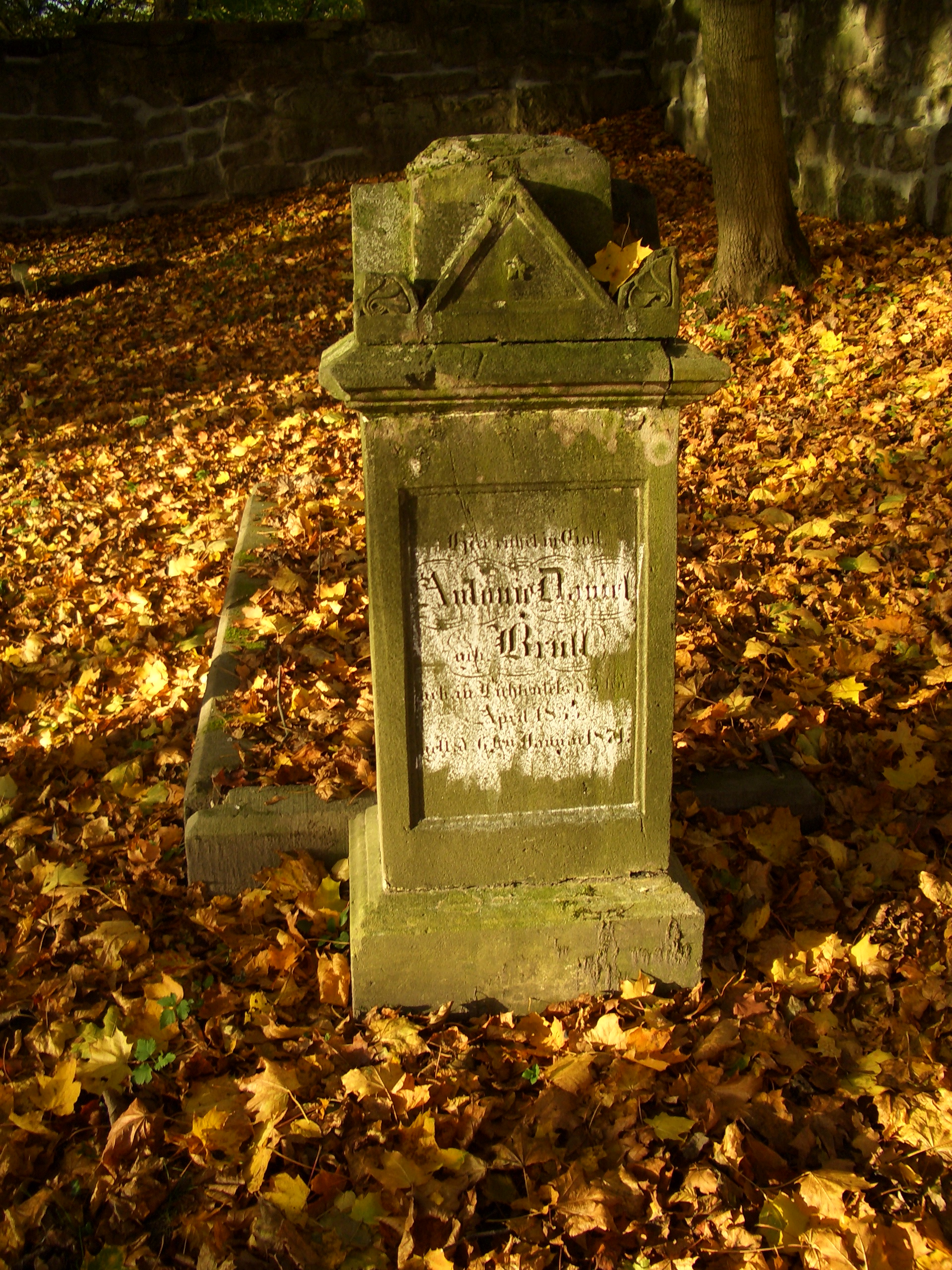 Ein Grabstein auf dem juedischen Friedhof in Schleusingen