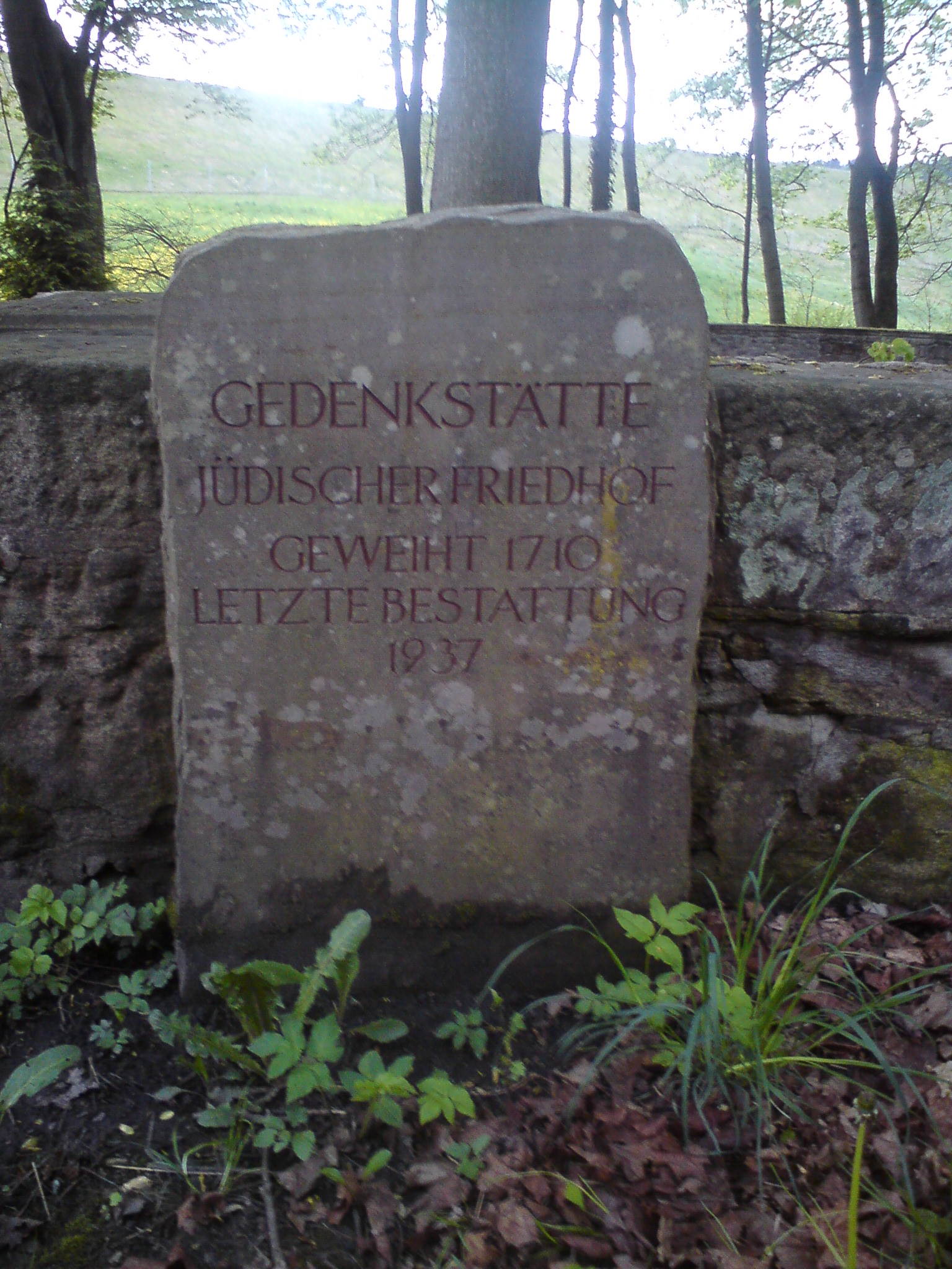 Ein Grabstein auf dem juedischen Friedhof in Schleusingen