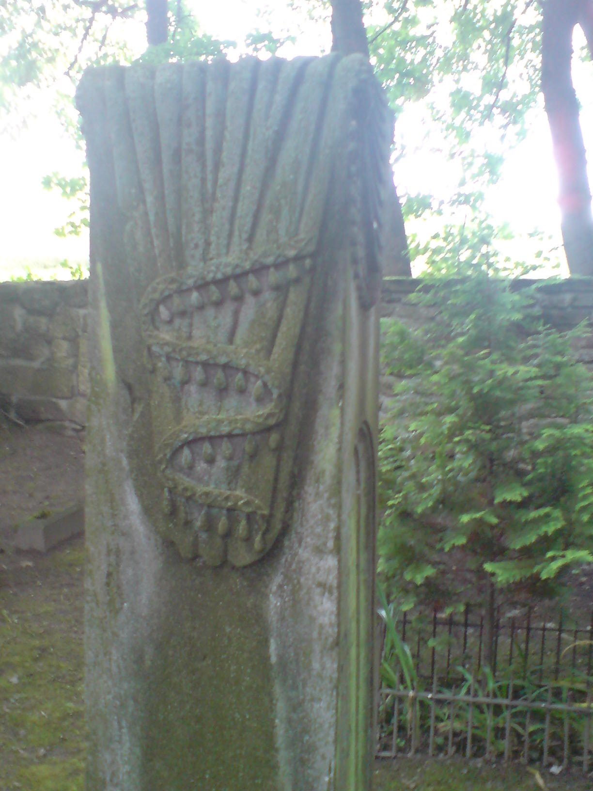 Ein Grabstein auf dem juedischen Friedhof in Schleusingen