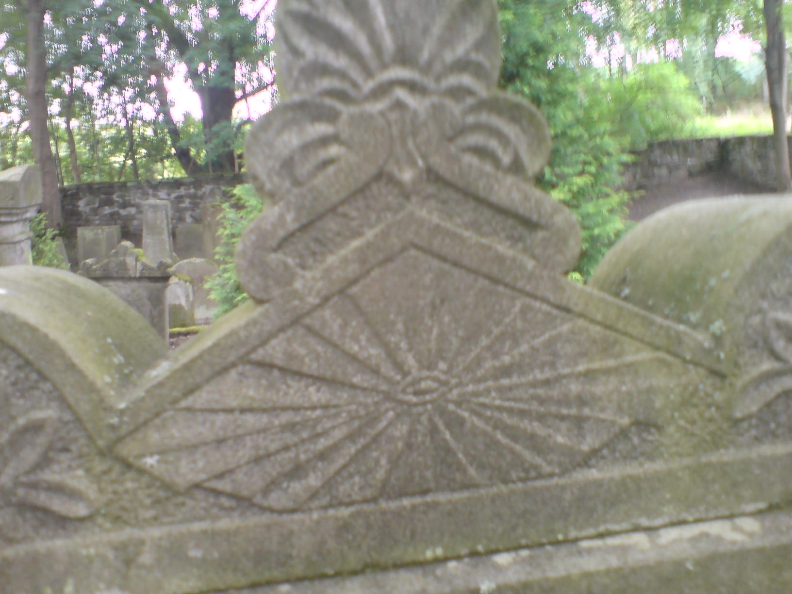 Ein Grabstein auf dem juedischen Friedhof in Schleusingen