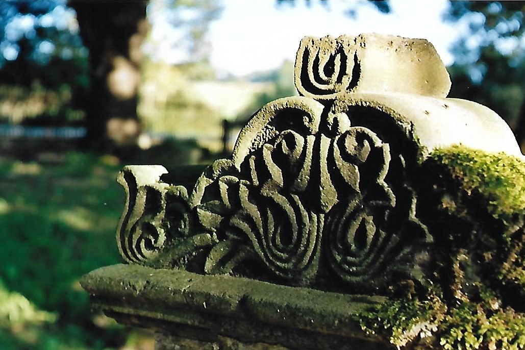 Ein Grabstein auf dem juedischen Friedhof in Schleusingen