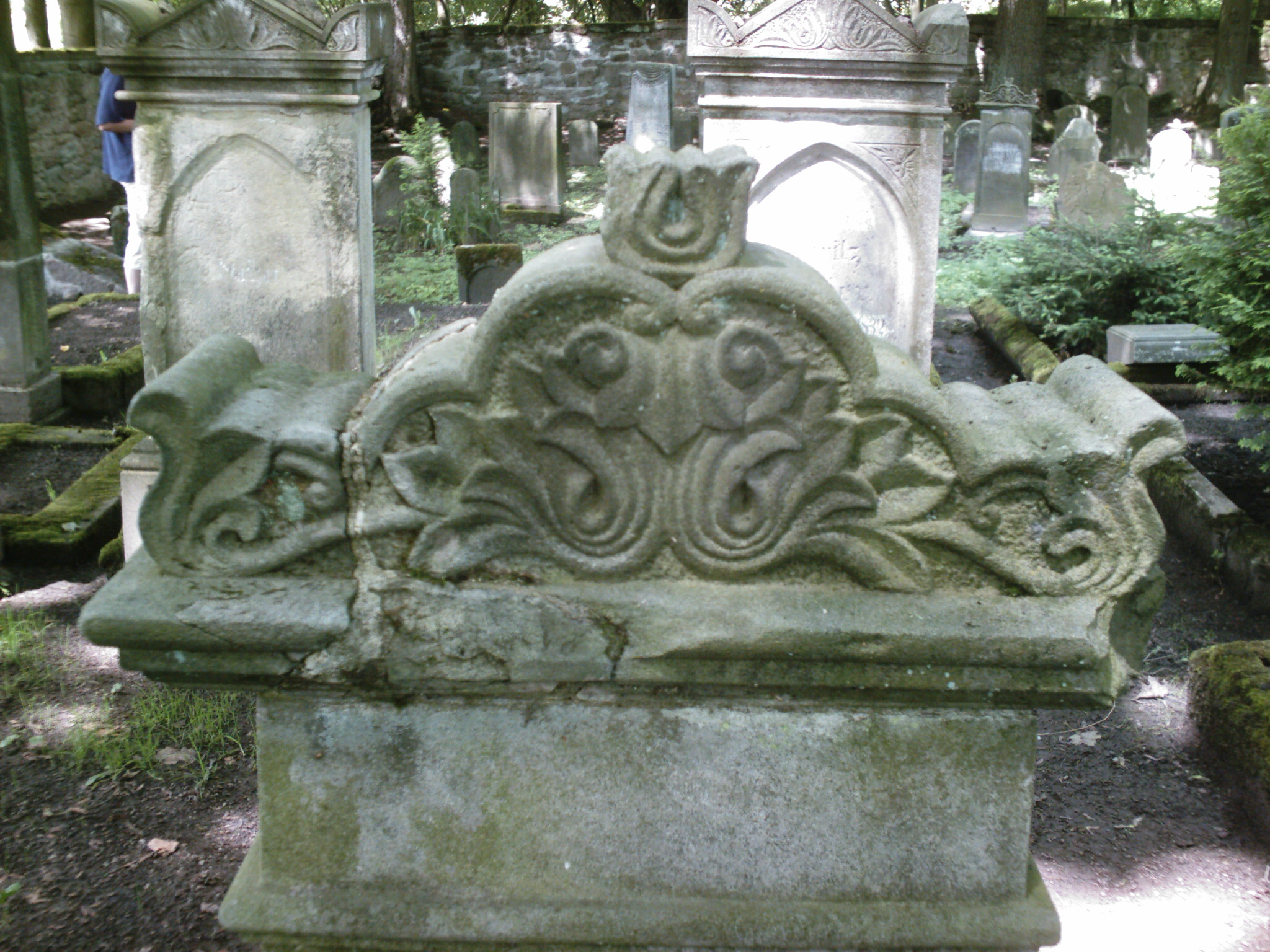 Ein Grabstein auf dem juedischen Friedhof in Schleusingen