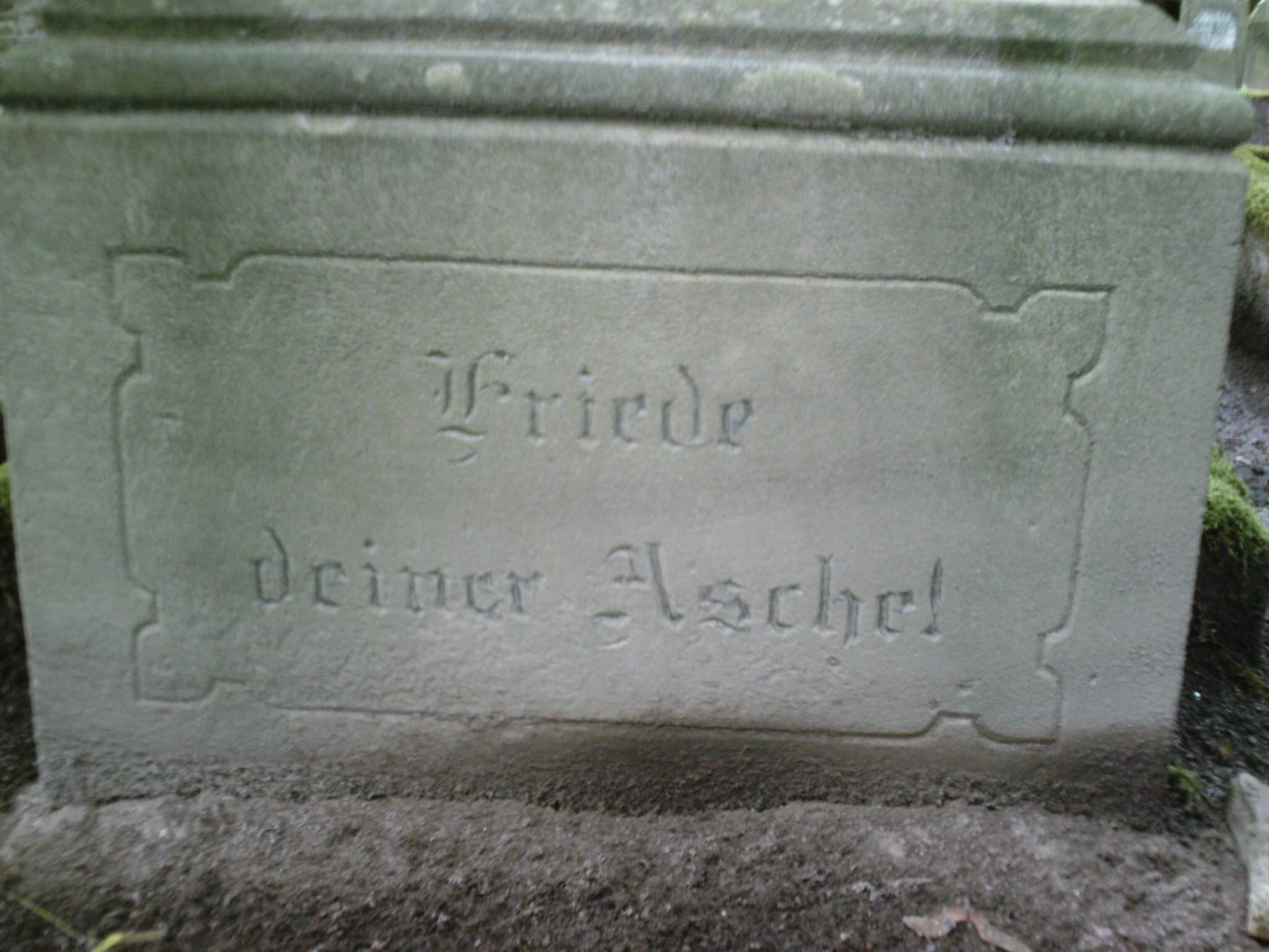 Ein Grabstein auf dem juedischen Friedhof in Schleusingen