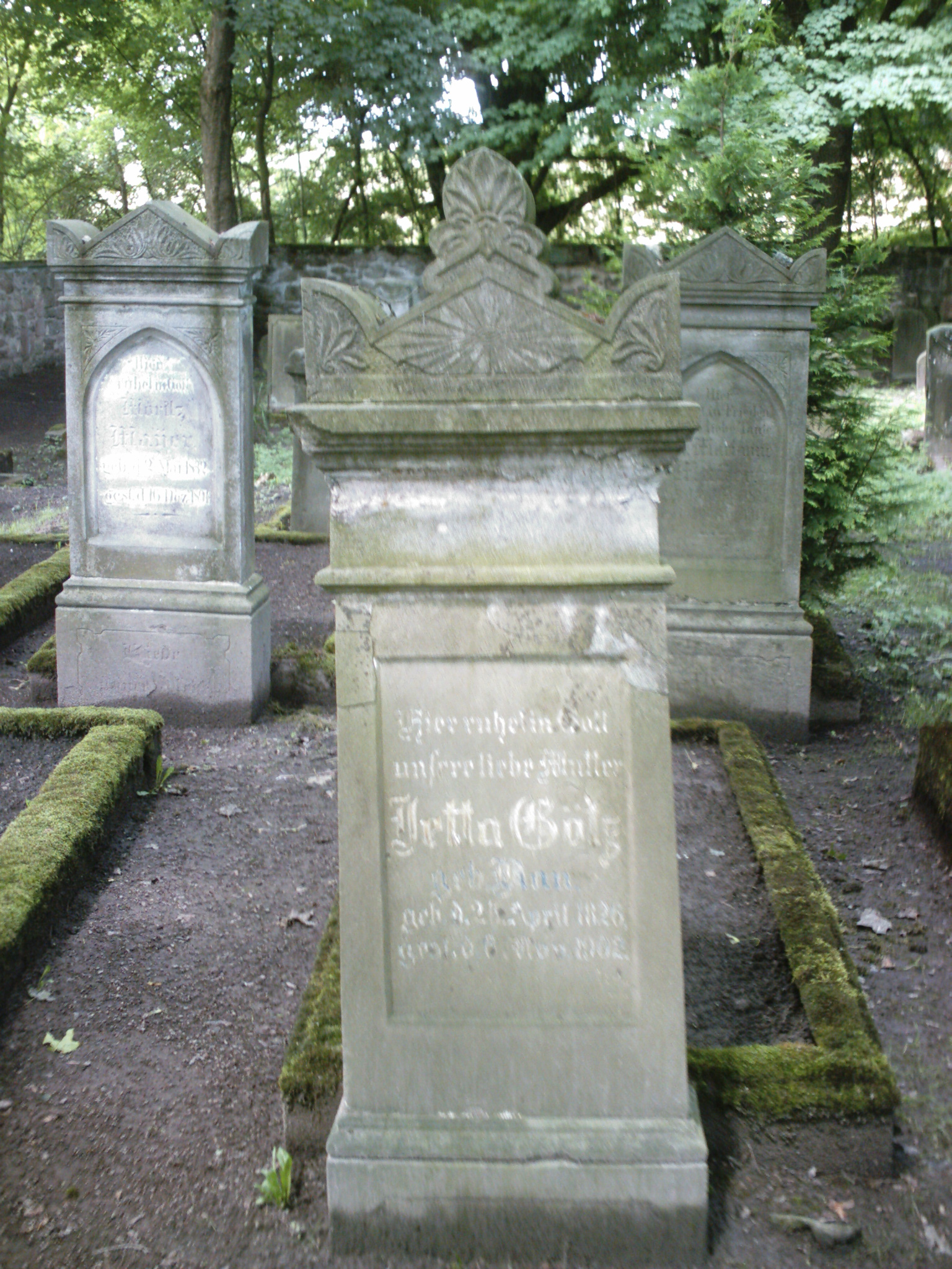 Ein Grabstein auf dem juedischen Friedhof in Schleusingen