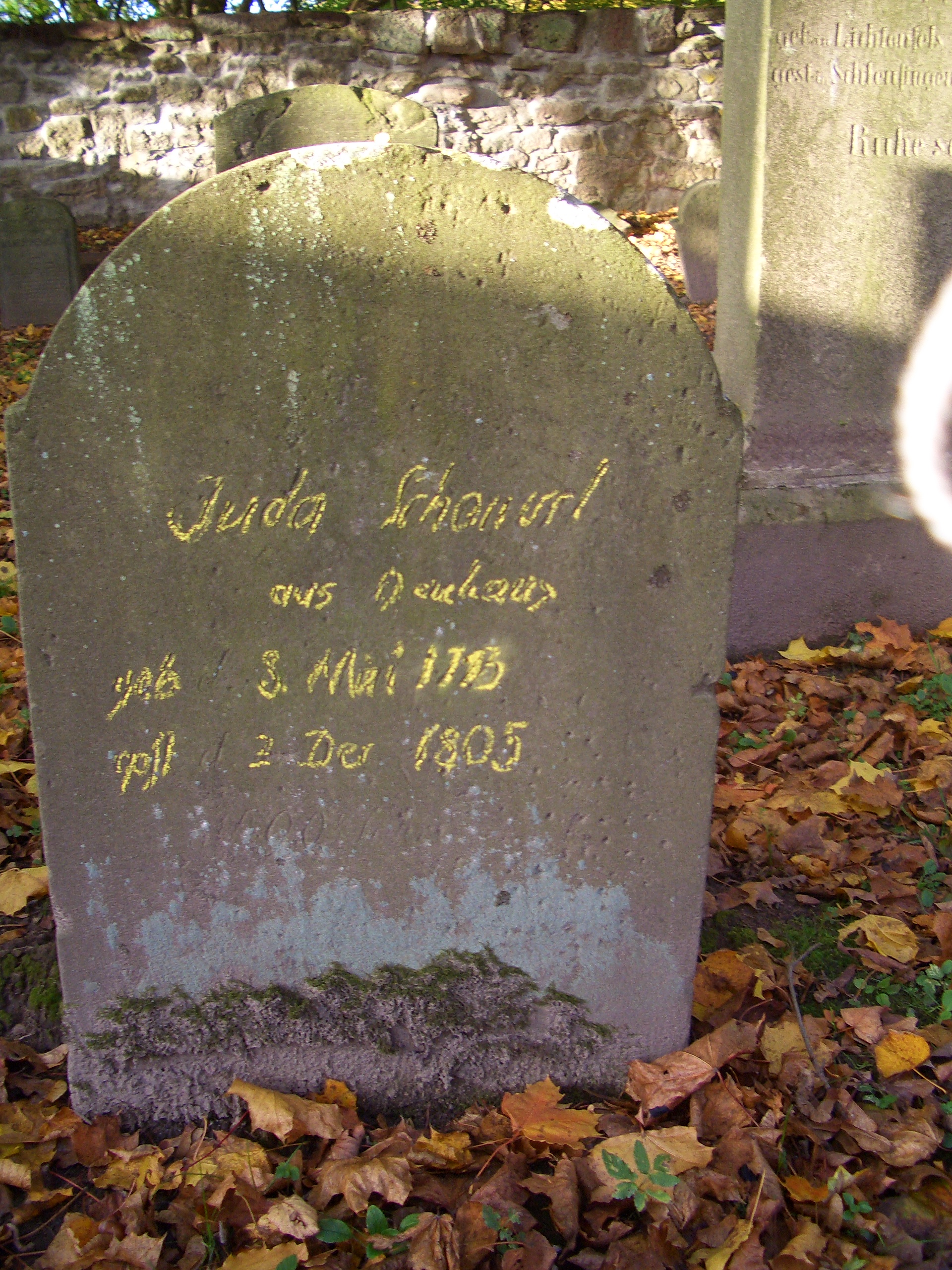 Ein Grabstein auf dem juedischen Friedhof in Schleusingen