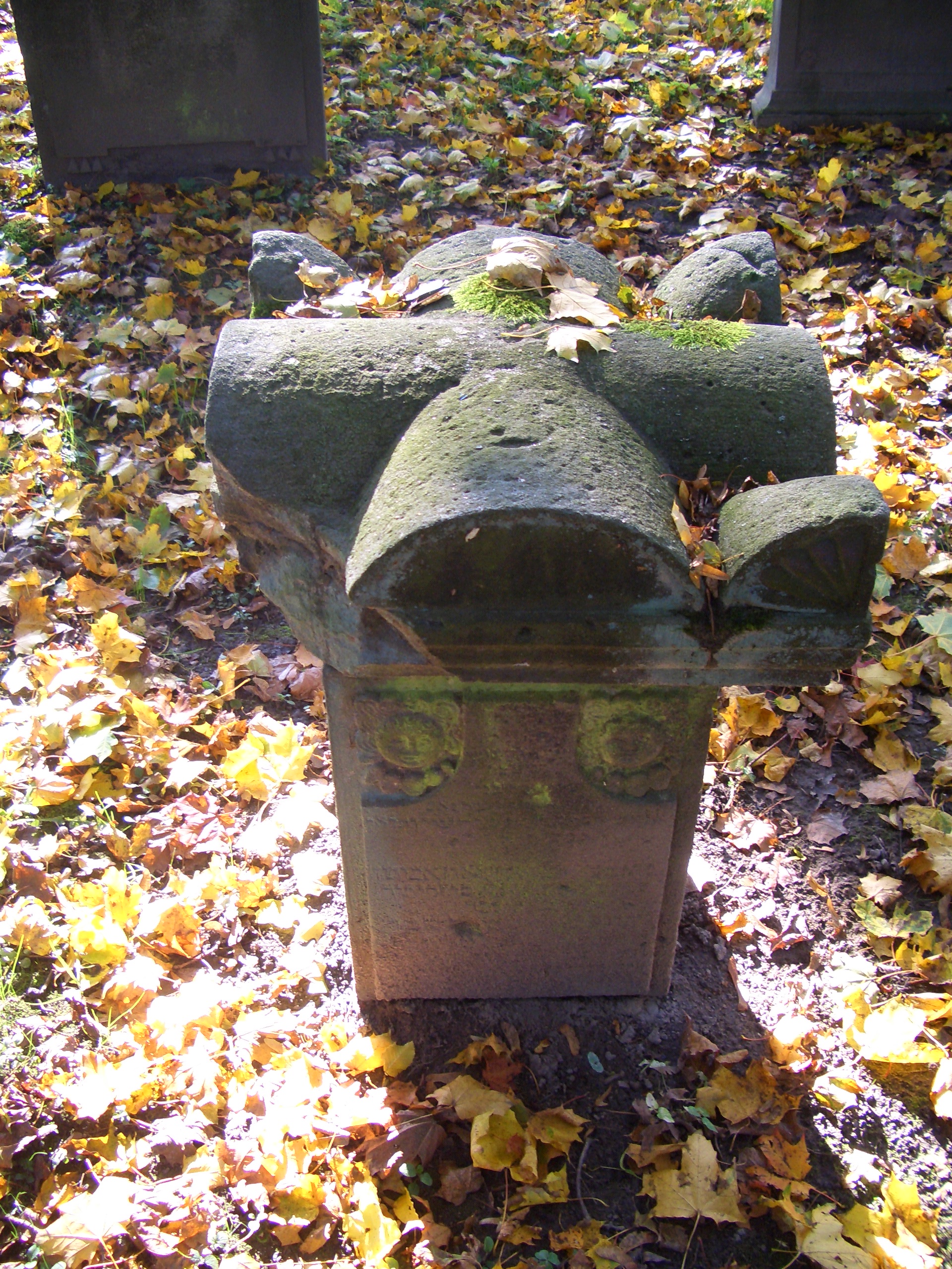 Ein Grabstein auf dem juedischen Friedhof in Schleusingen