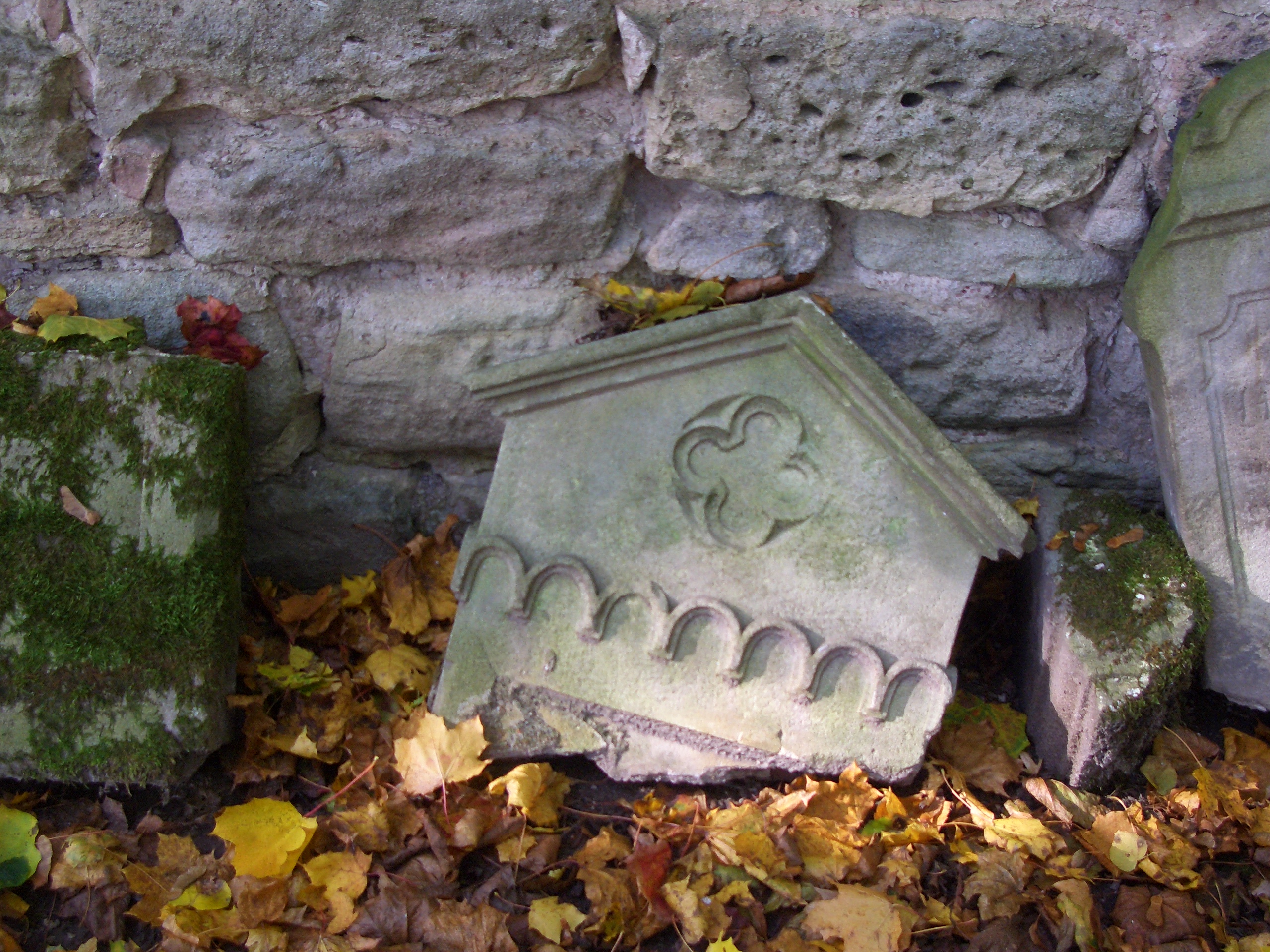 Ein Grabstein auf dem juedischen Friedhof in Schleusingen