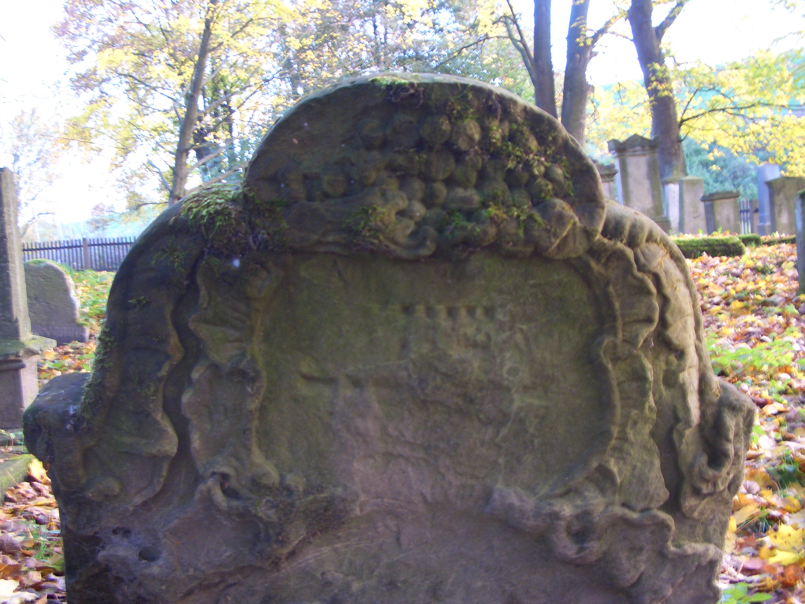 Ein Grabstein auf dem juedischen Friedhof in Schleusingen