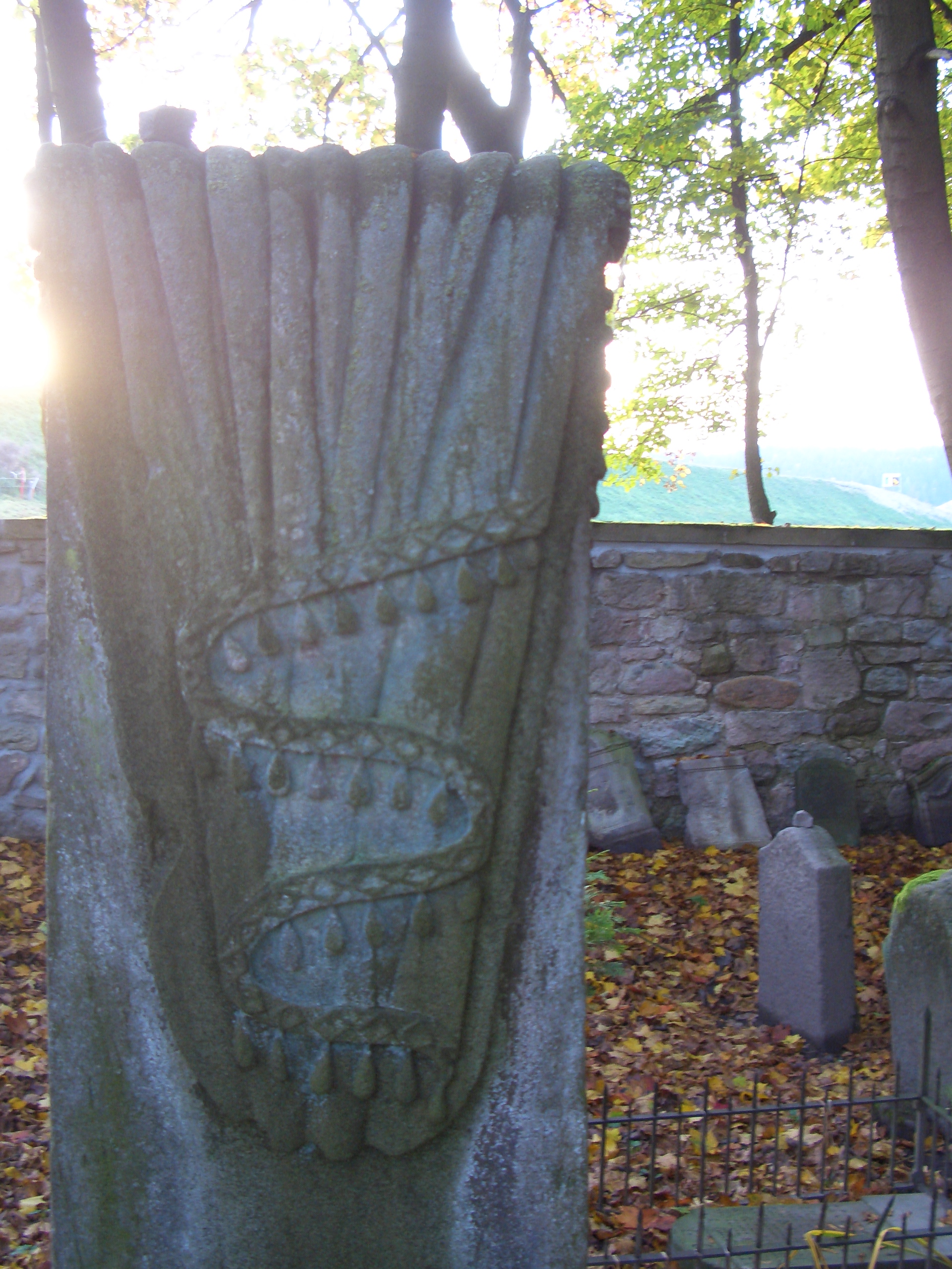 Ein Grabstein auf dem juedischen Friedhof in Schleusingen