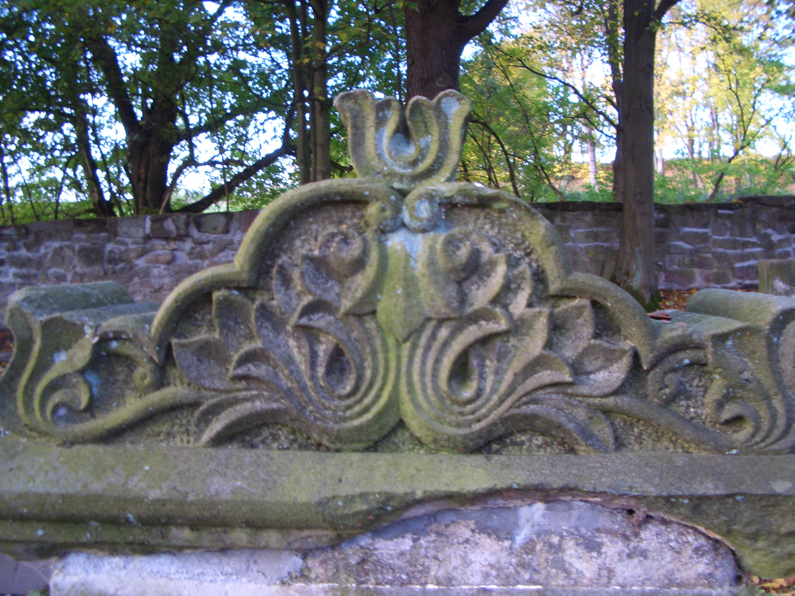 Ein Grabstein auf dem juedischen Friedhof in Schleusingen