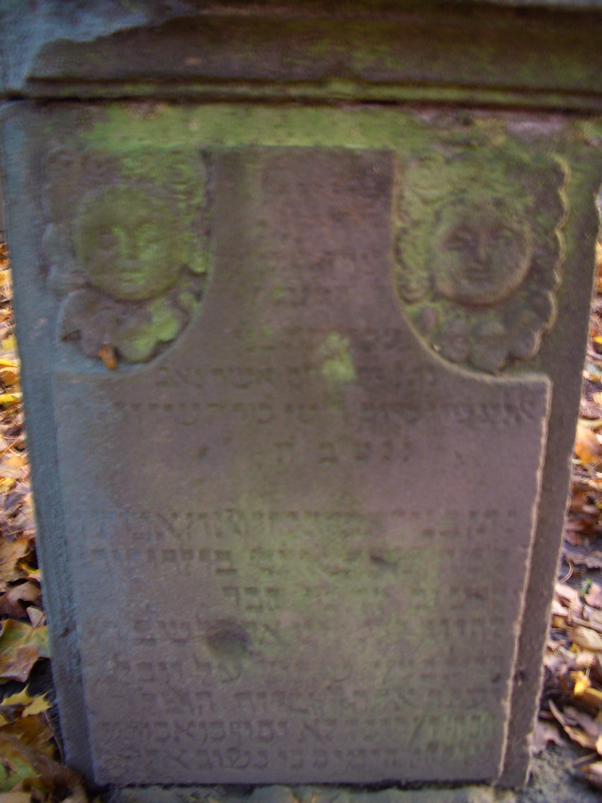 Ein Grabstein auf dem juedischen Friedhof in Schleusingen