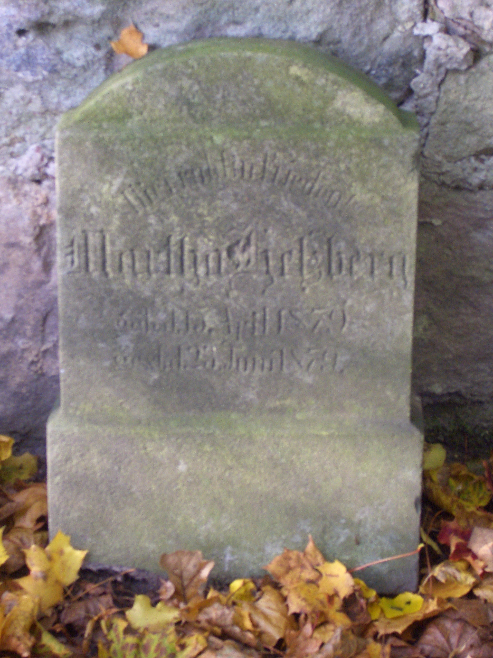 Ein Grabstein auf dem juedischen Friedhof in Schleusingen