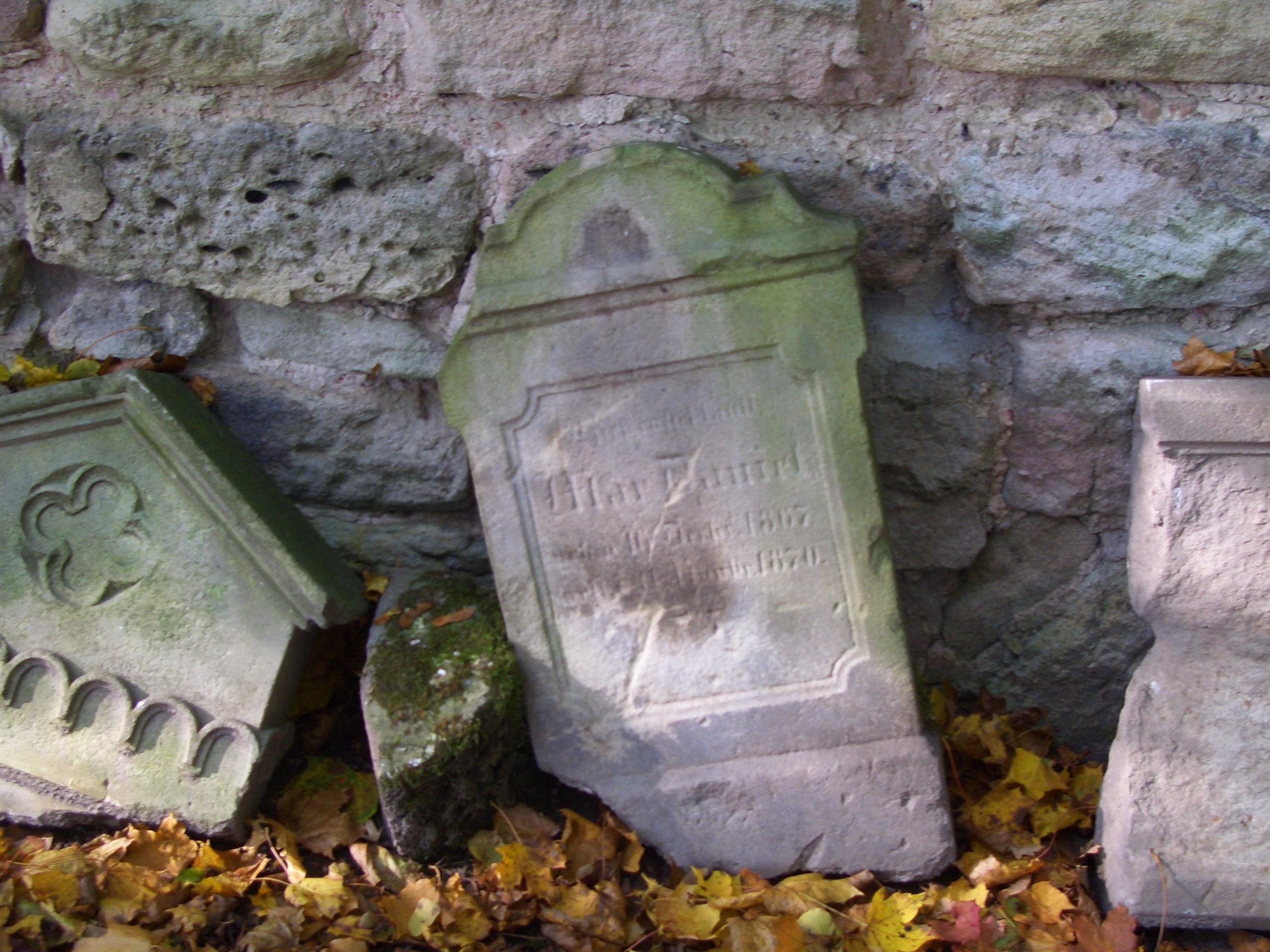 Ein Grabstein auf dem juedischen Friedhof in Schleusingen