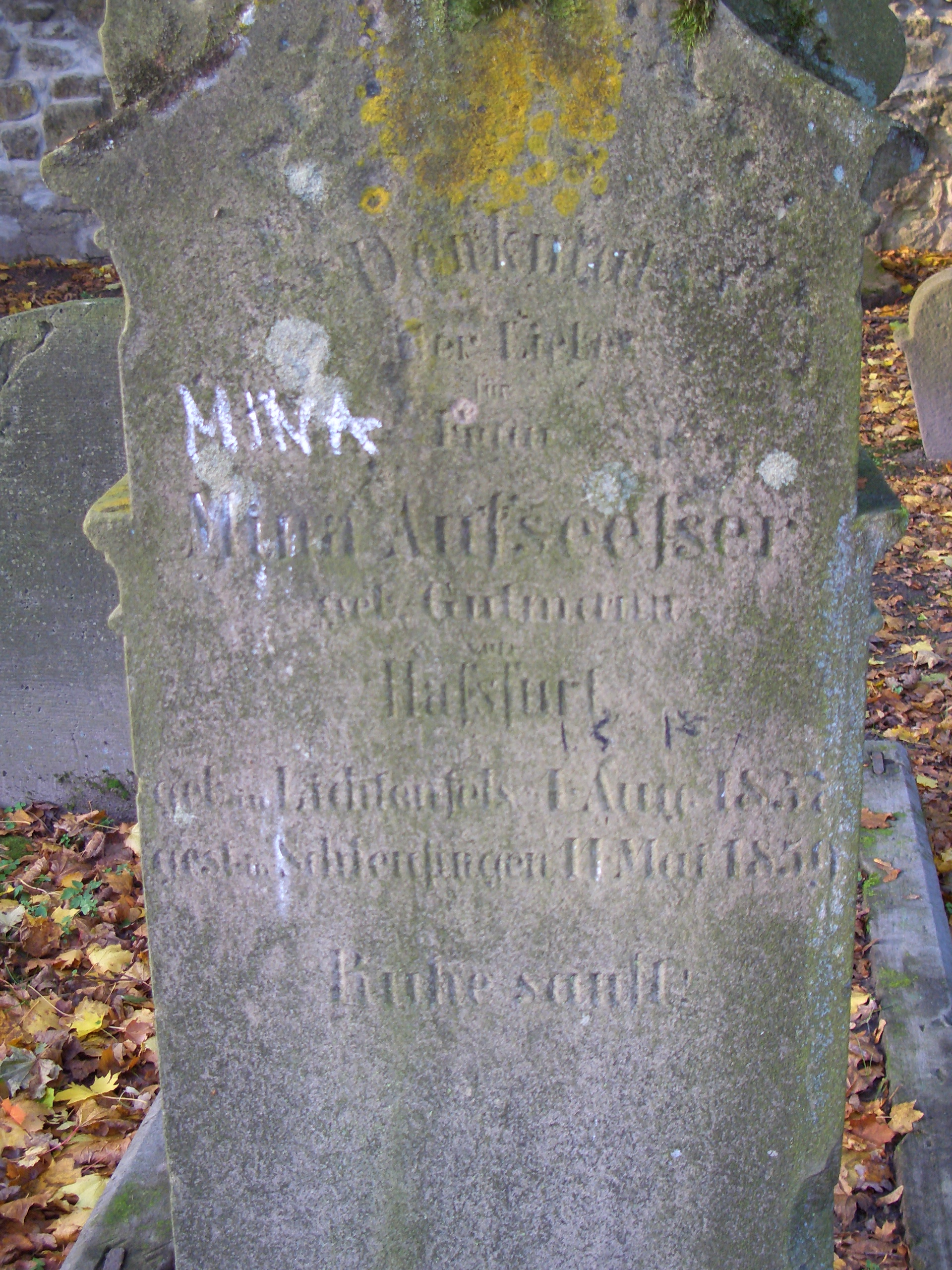 Ein Grabstein auf dem juedischen Friedhof in Schleusingen