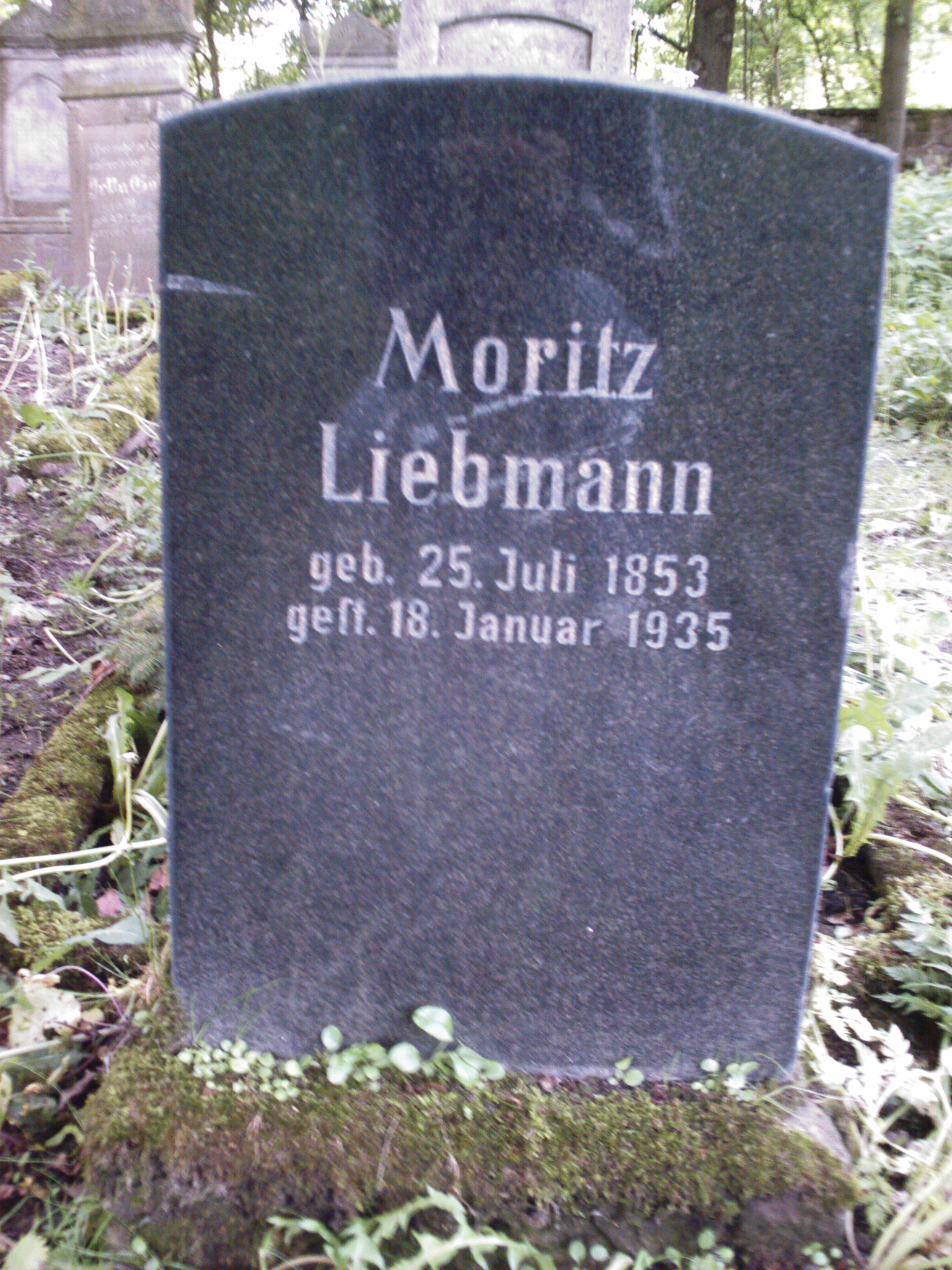 Ein Grabstein auf dem juedischen Friedhof in Schleusingen