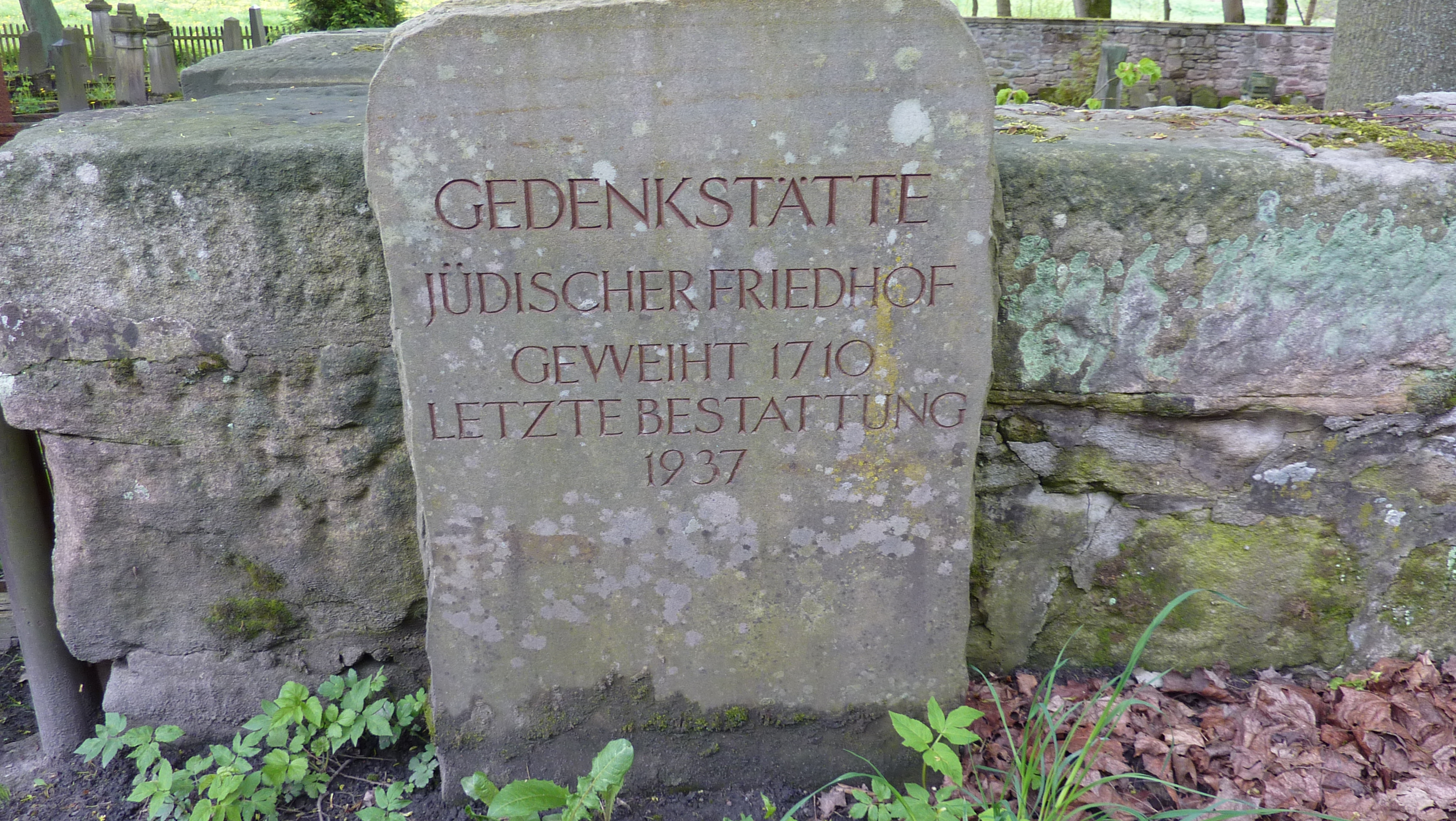 Ein Grabstein auf dem juedischen Friedhof in Schleusingen