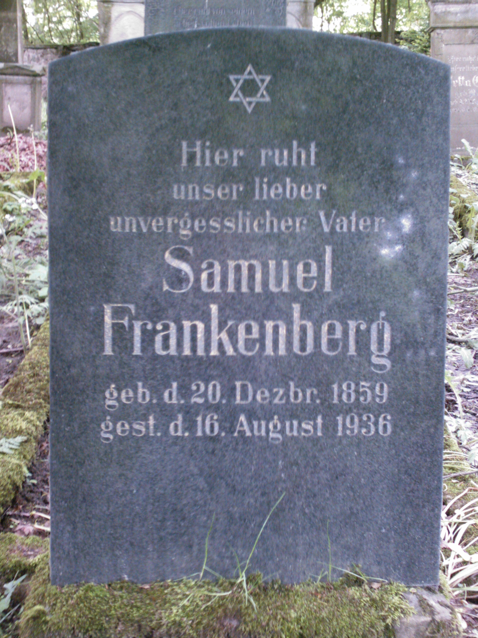 Ein Grabstein auf dem juedischen Friedhof in Schleusingen